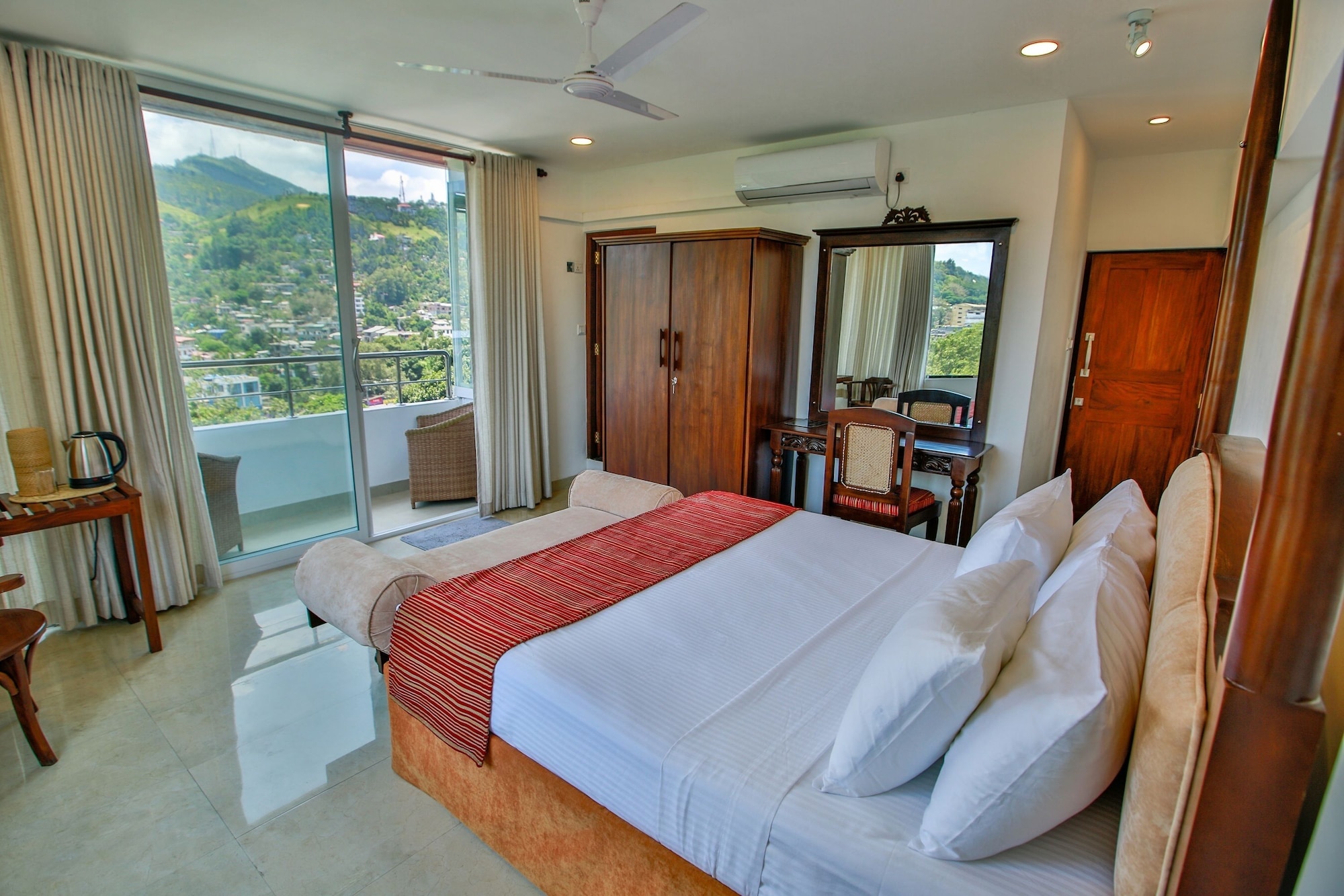 ROOM, KING BED, MOUNTAIN VIEW