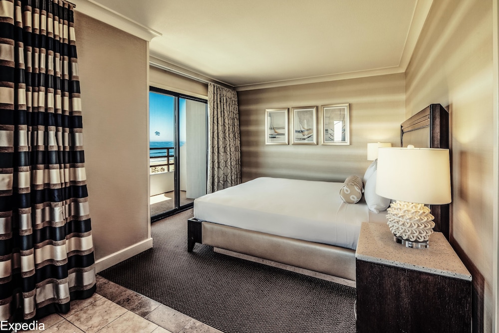 The Waterfront Beach Resort, a Hilton Hotel 23/77