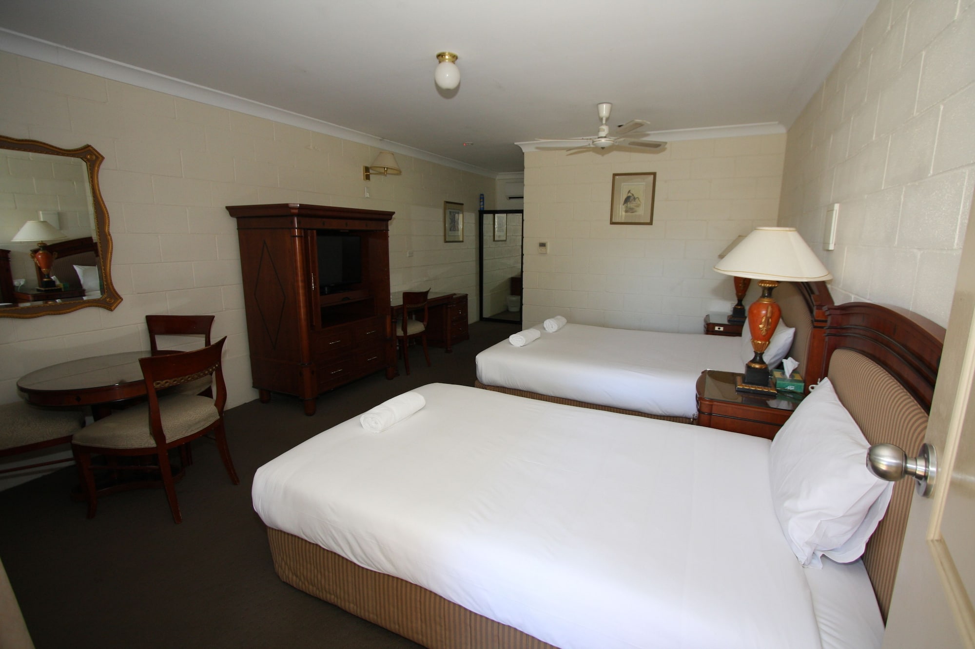 ROOM, TWIN BEDS