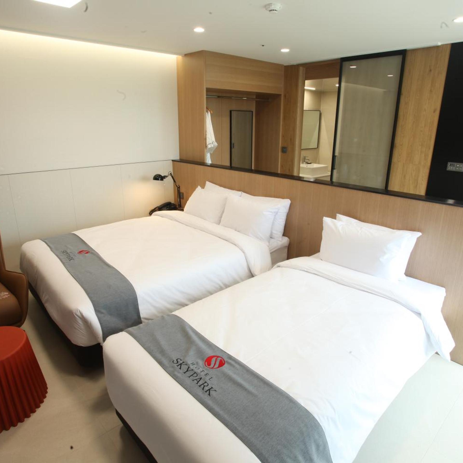 Deluxe, Twin Beds, Corner