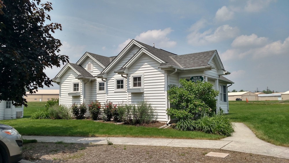 Spruce Lane Lodge & Cottages 4/35