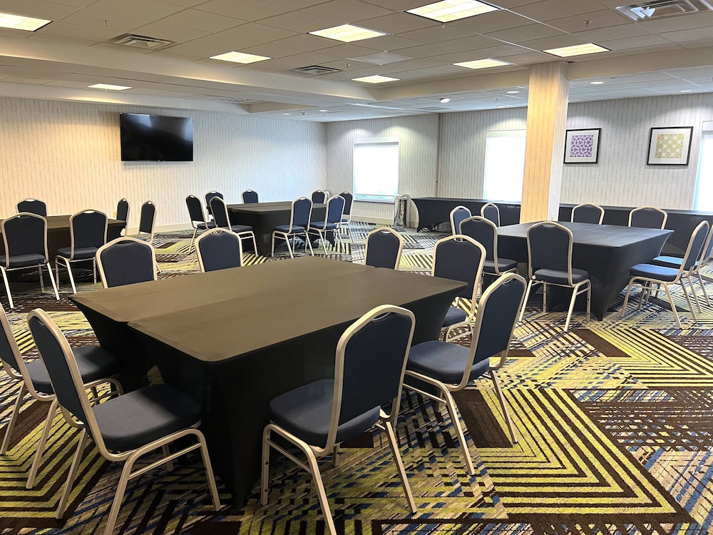 Holiday Inn Express & Suites Chicago North-Waukegan-Gurnee 39/50