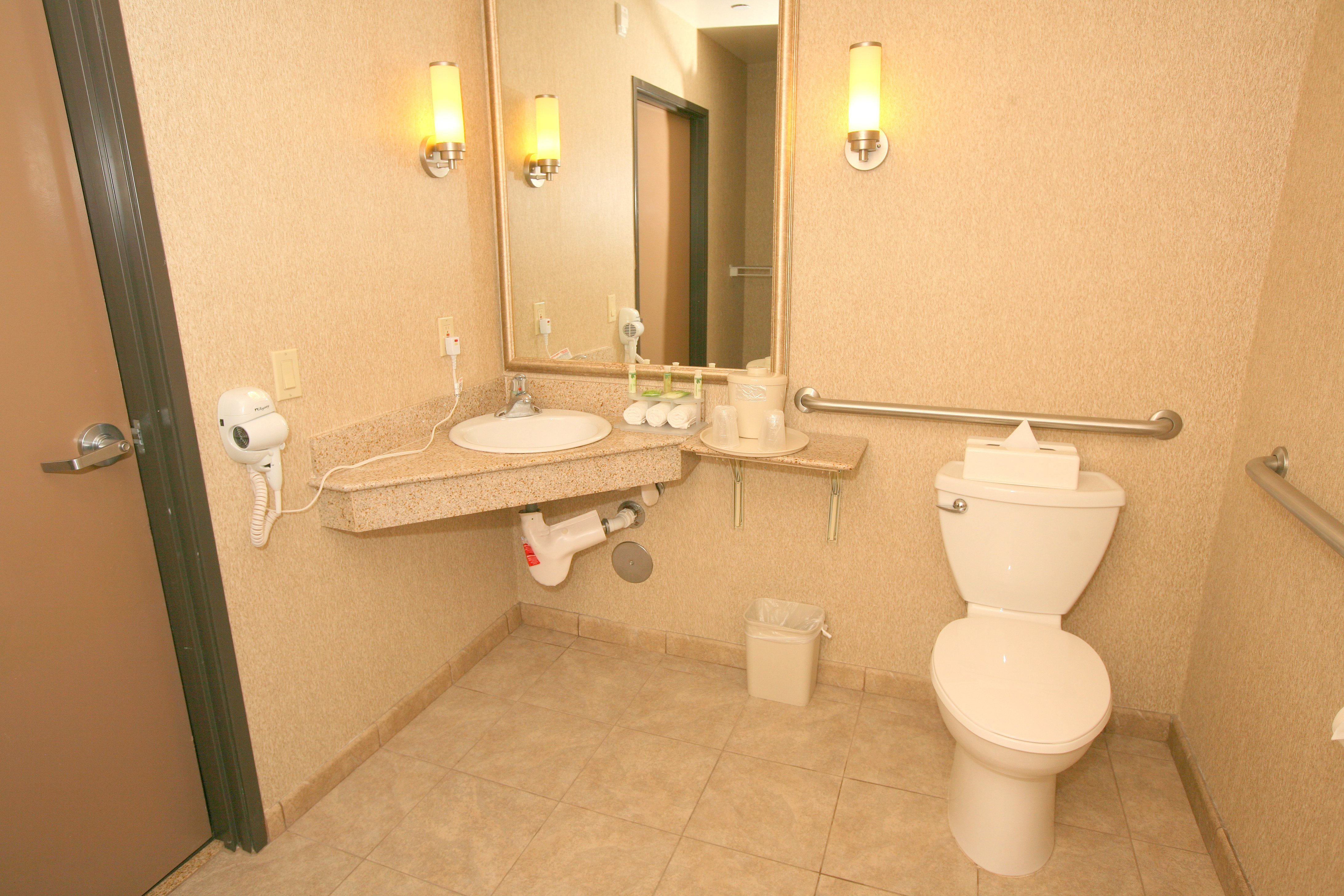 HOLIDAY INN EXPRESS SAN DIEGO SOUTH - CHULA VISTA 67/71