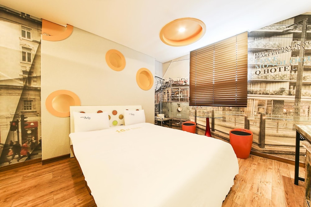 Q Hotel 14/48