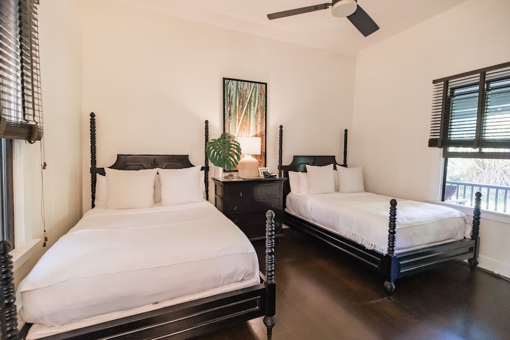 Courtyard, 2 Queen Beds
