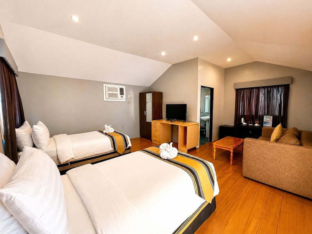 Forest Crest Nature Hotel and Resort Powered by ASTON (ex Chateau Royale Sports and Country Club) 29/77