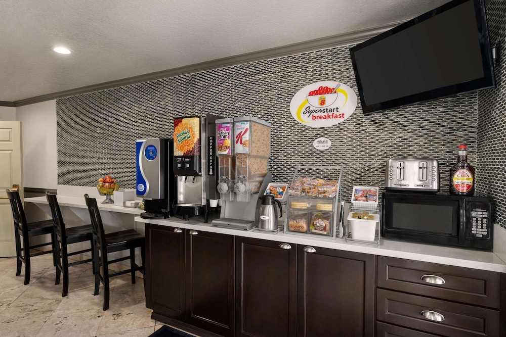 Super 8 by Wyndham Santa Clarita/Valencia 23/32