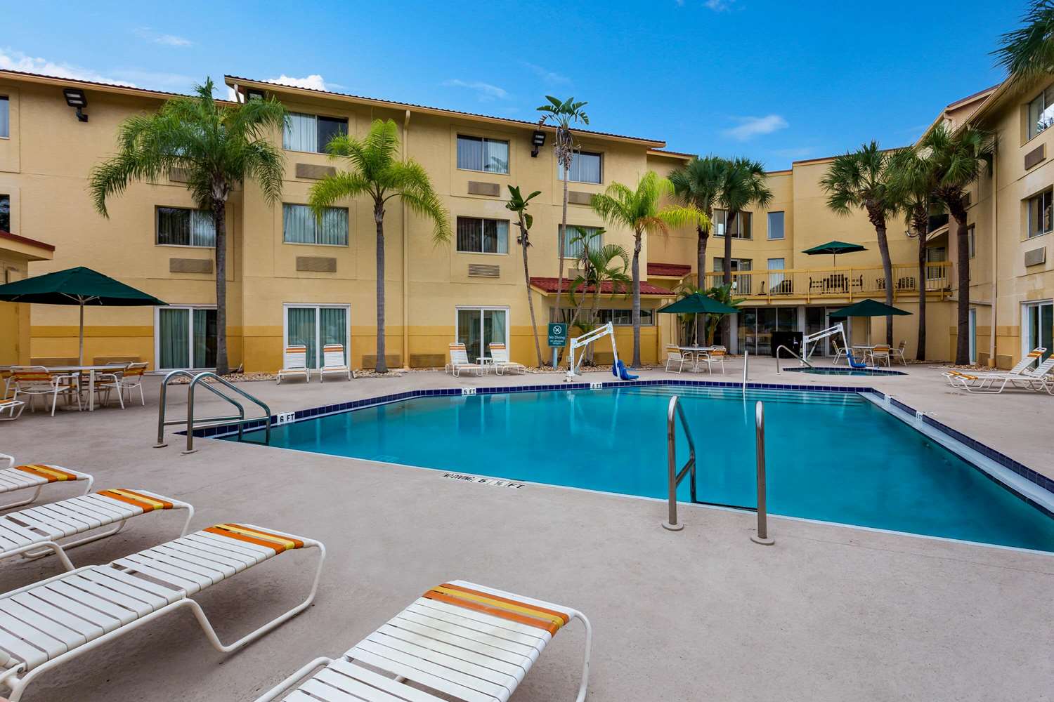 La Quinta Inn & Suites by Wyndham St. Pete-Clearwater Airpt 48/51
