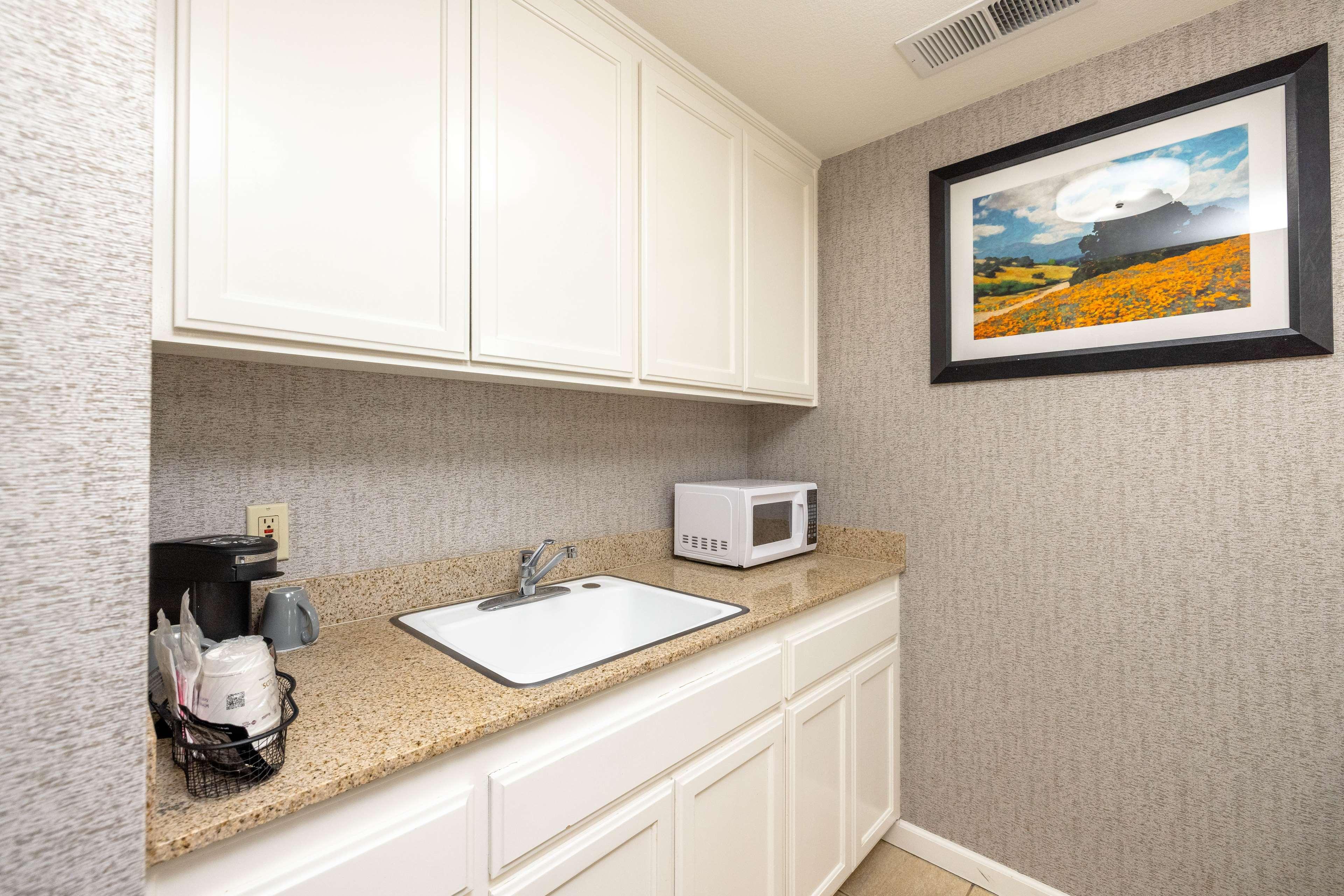 جناح بسرير كينج، Best Western Plus Dixon Davis 9/9