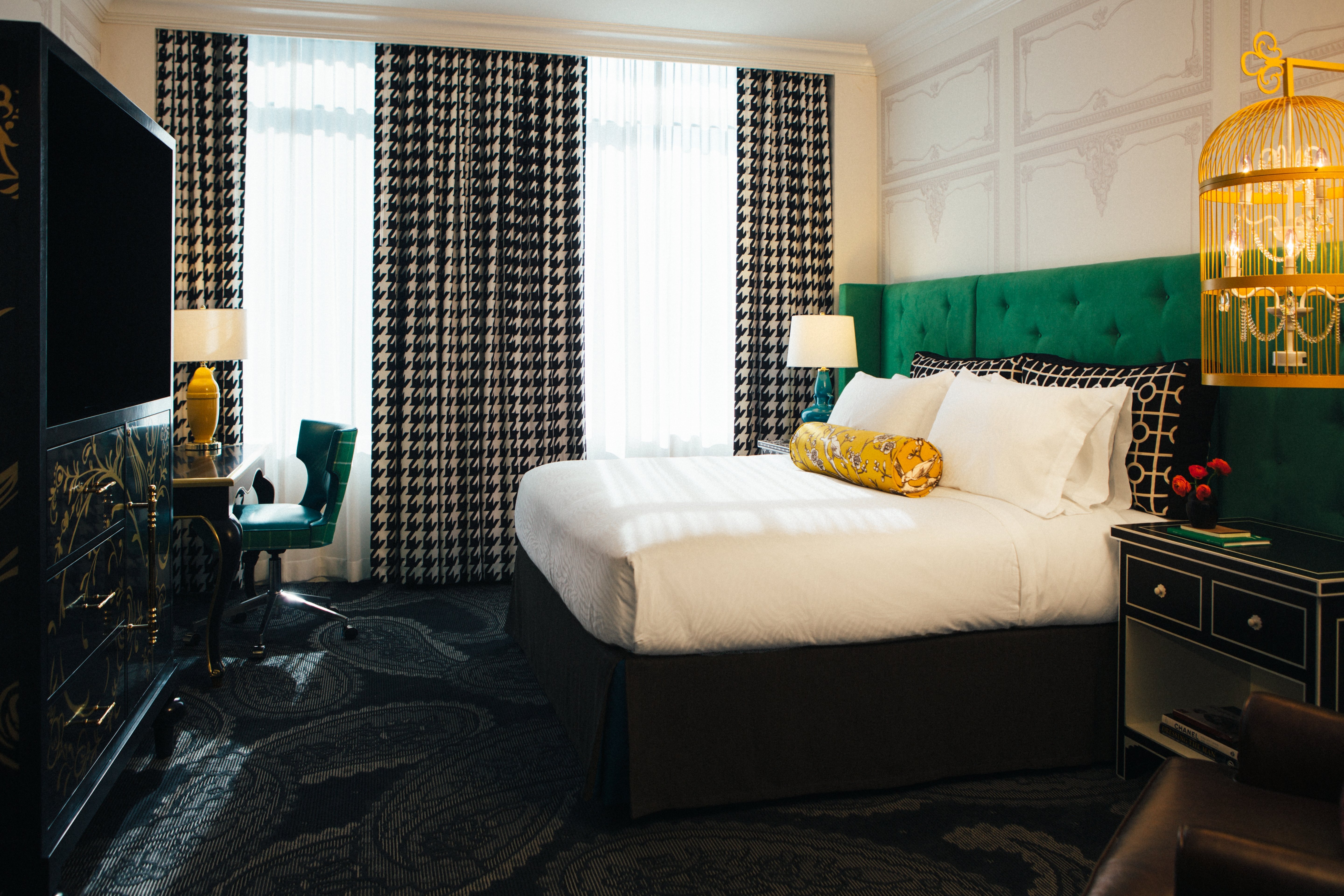 ROOM, KING BED