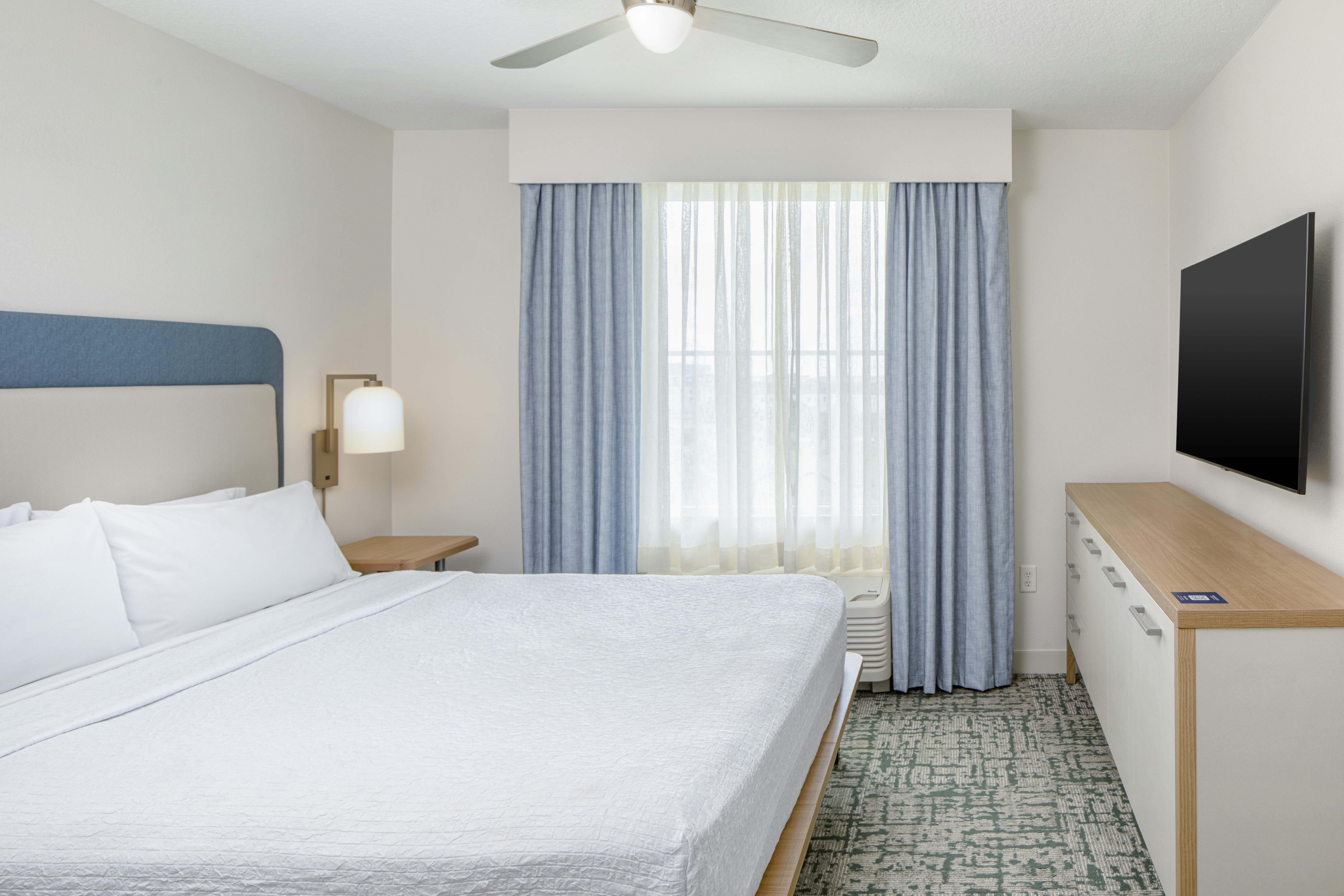 1 BEDROOM, SUITE, KING BED