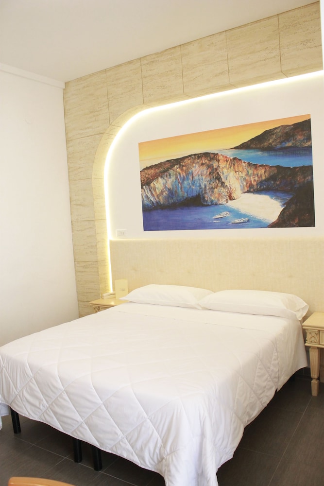 ROOM, DOUBLE OR TWIN BED