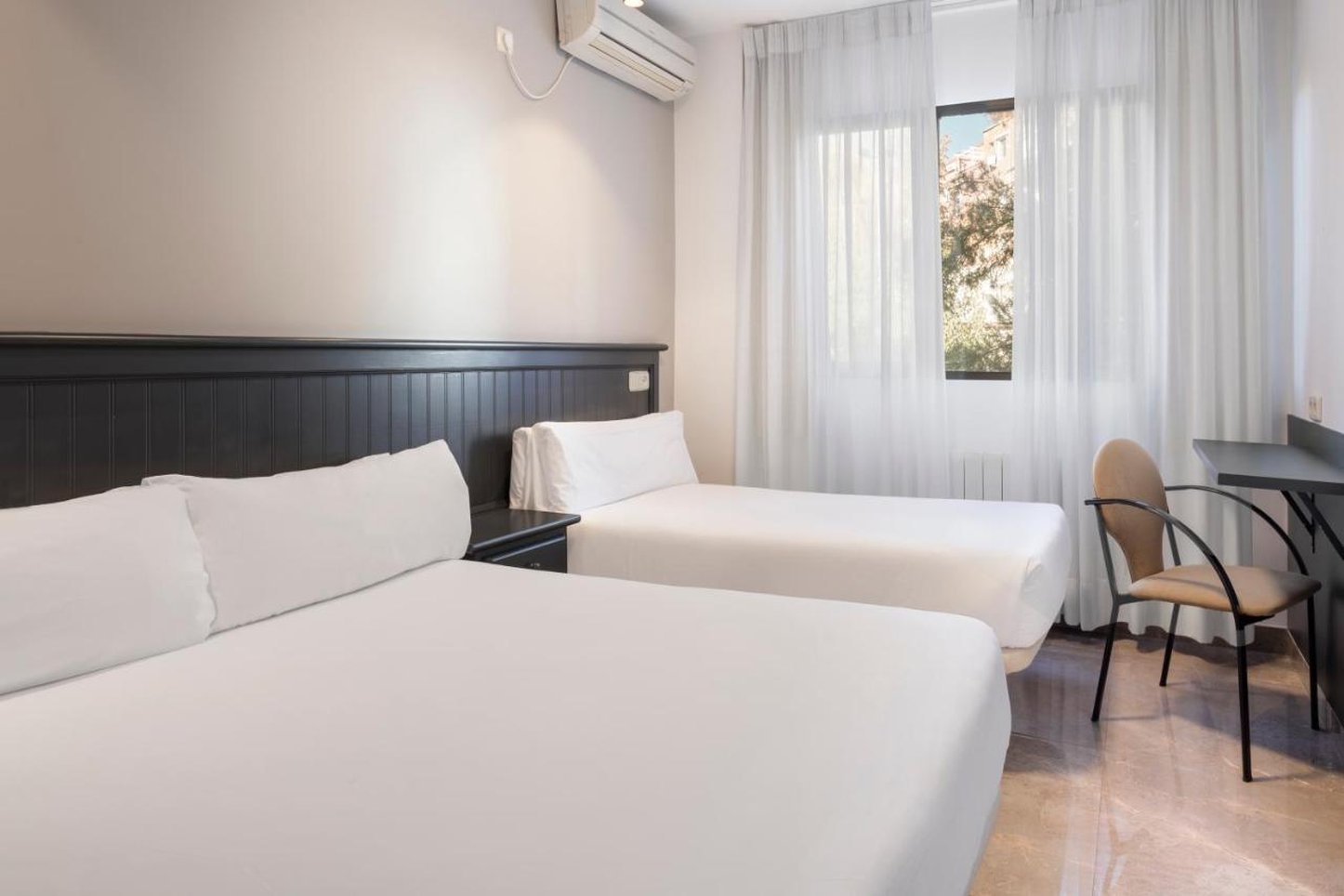 Hotel Victoria 18/25