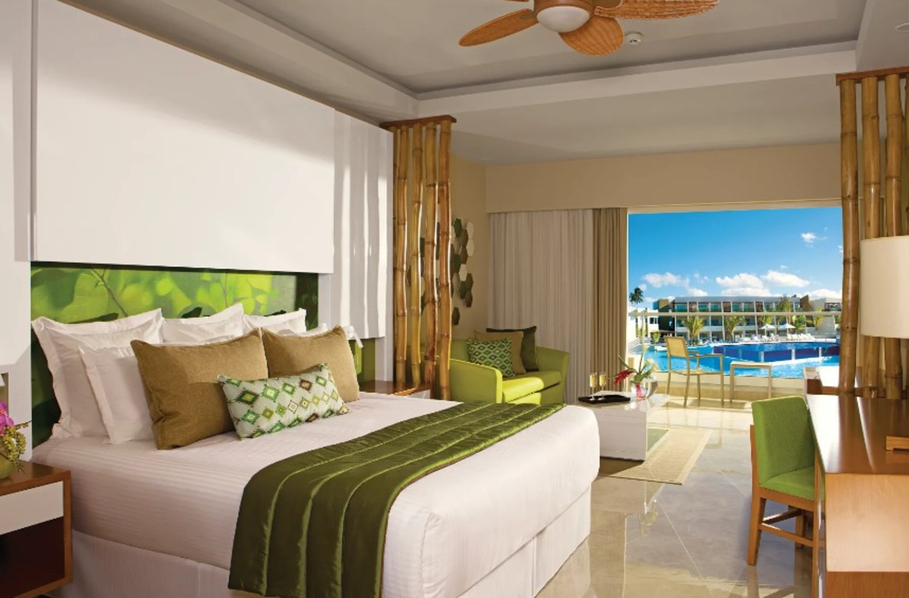 Preferred Club, Junior Suite, King Bed, Pool View