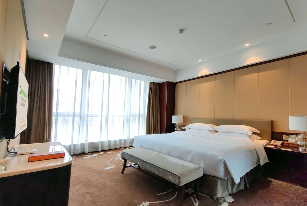 DELUXE, KING BED
