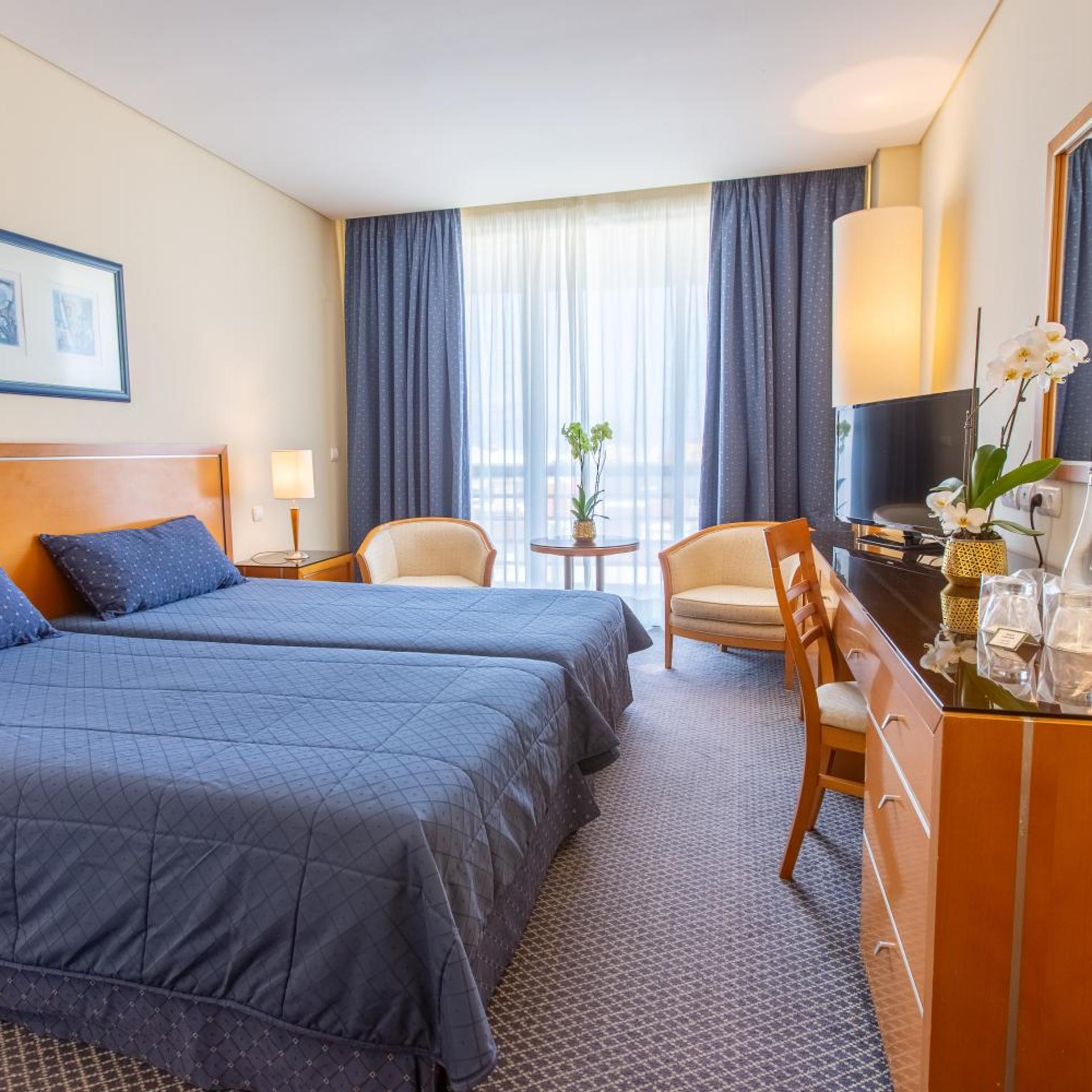 Room, Twin Beds, City and Sea View