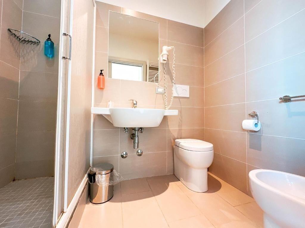 Private, 5 Beds