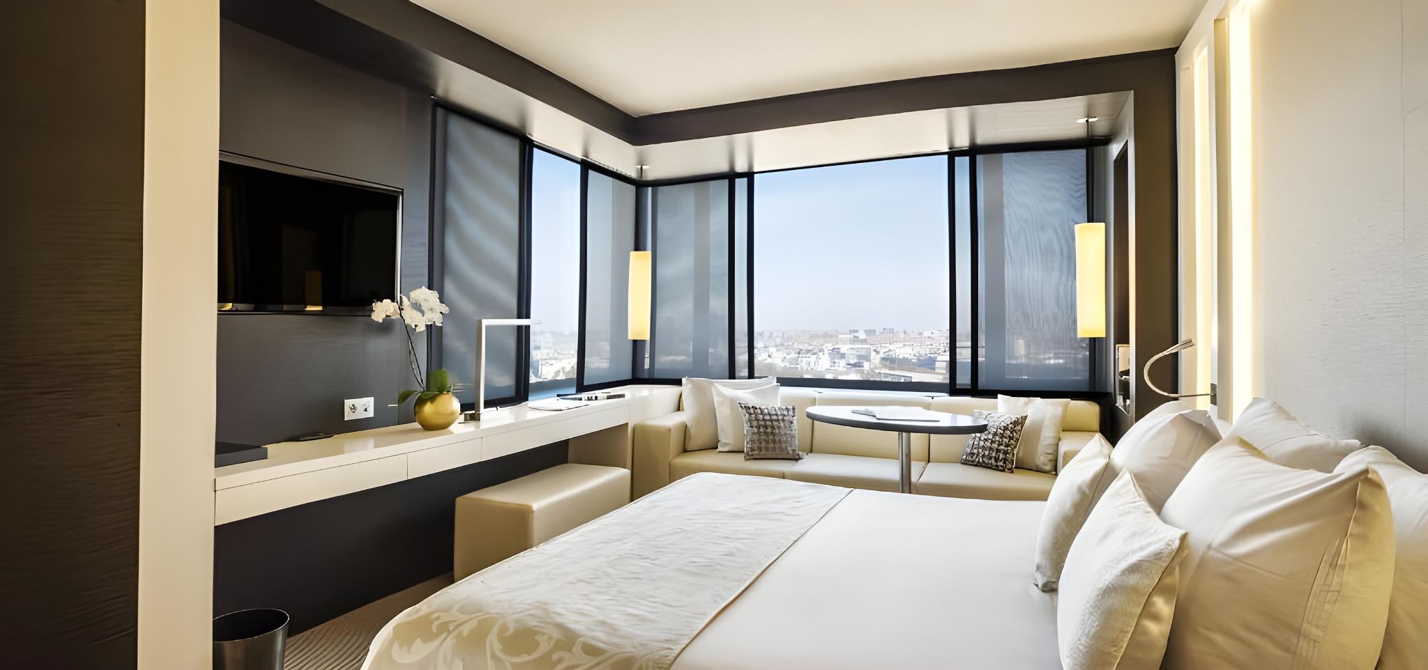Panorama, Deluxe, Queen Bed, Lounge Access, Corner