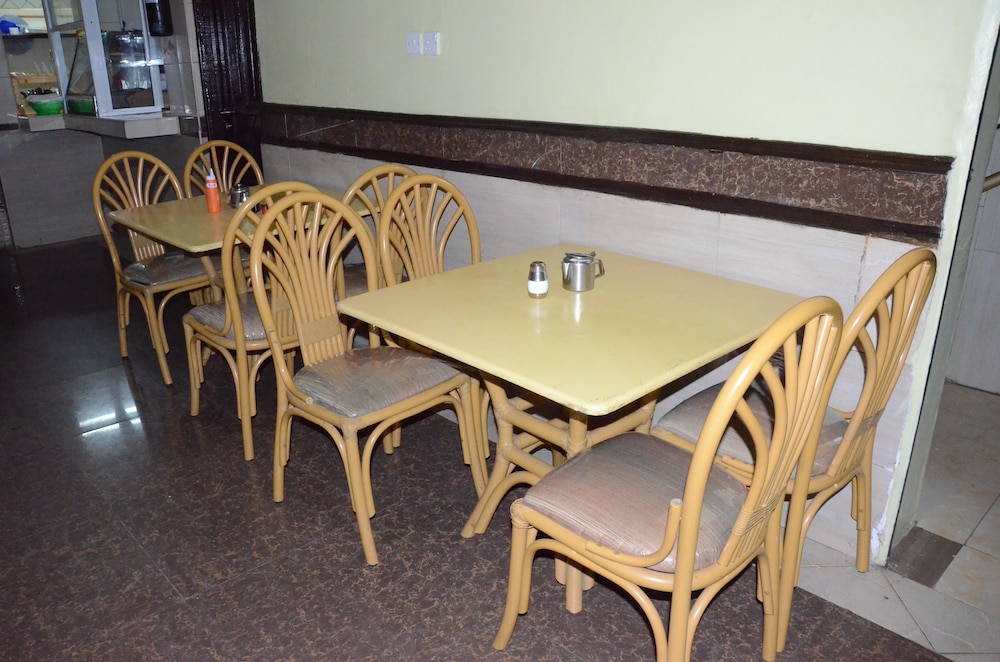 Sir Kanja's Hotel 14/24
