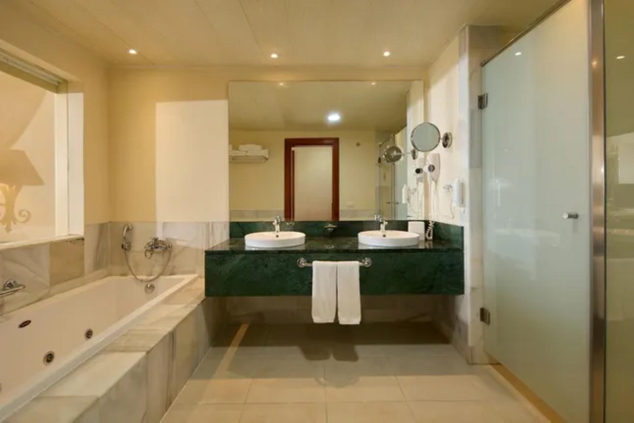 Deluxe, Single, 2 Double Beds, Sea View
