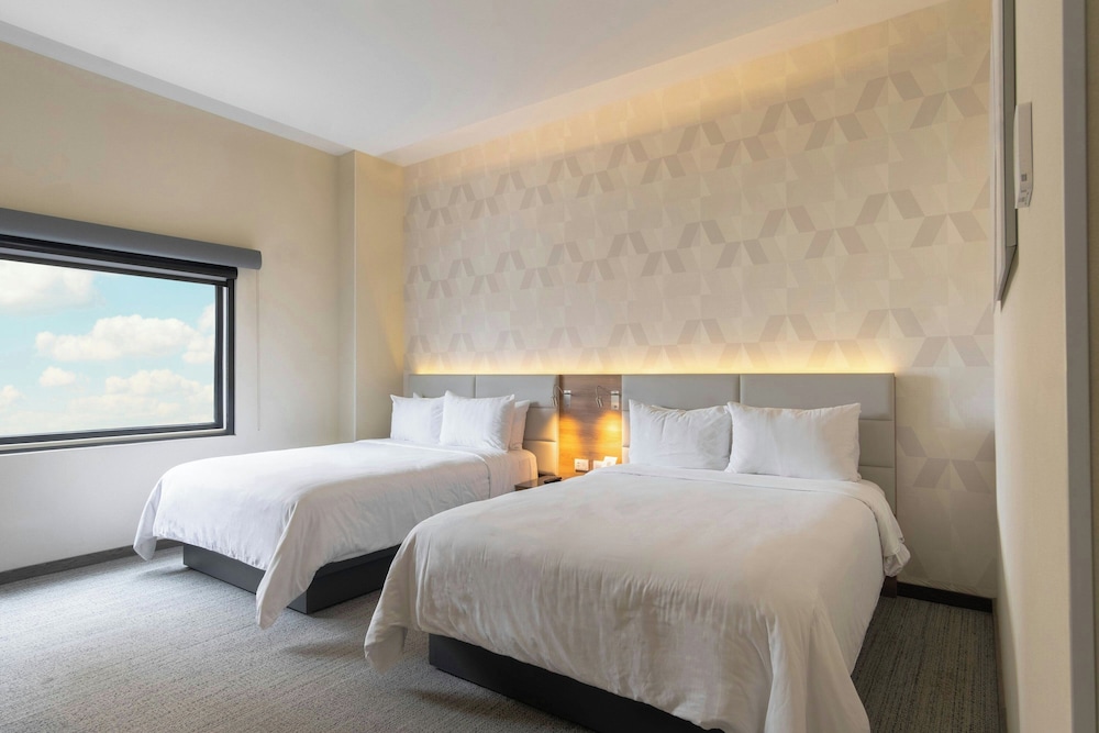 غرفة قياسية بسريرين كوين للمدخنين، SJ Grand Hotel Monterrey 2/3