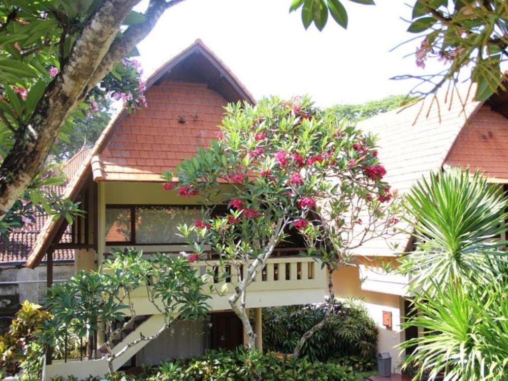 BESAKIH BEACH HOTEL 10/67