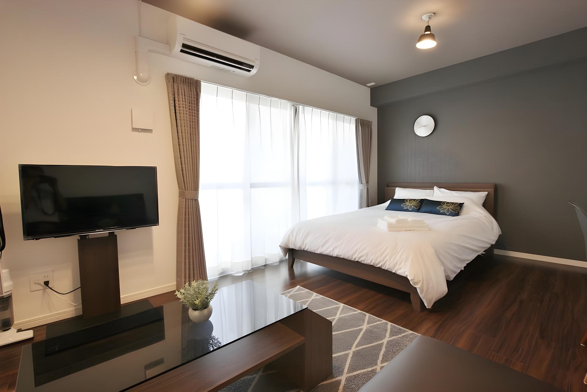 Studio, King Bed, No Elevator