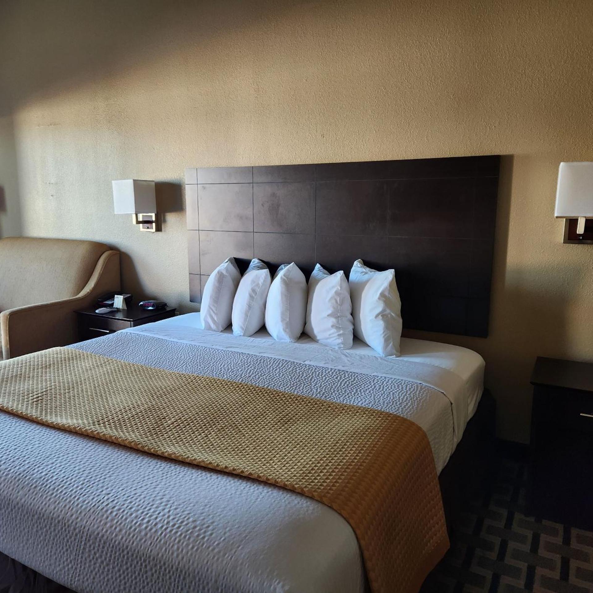 Deluxe, Queen Bed, Accessible