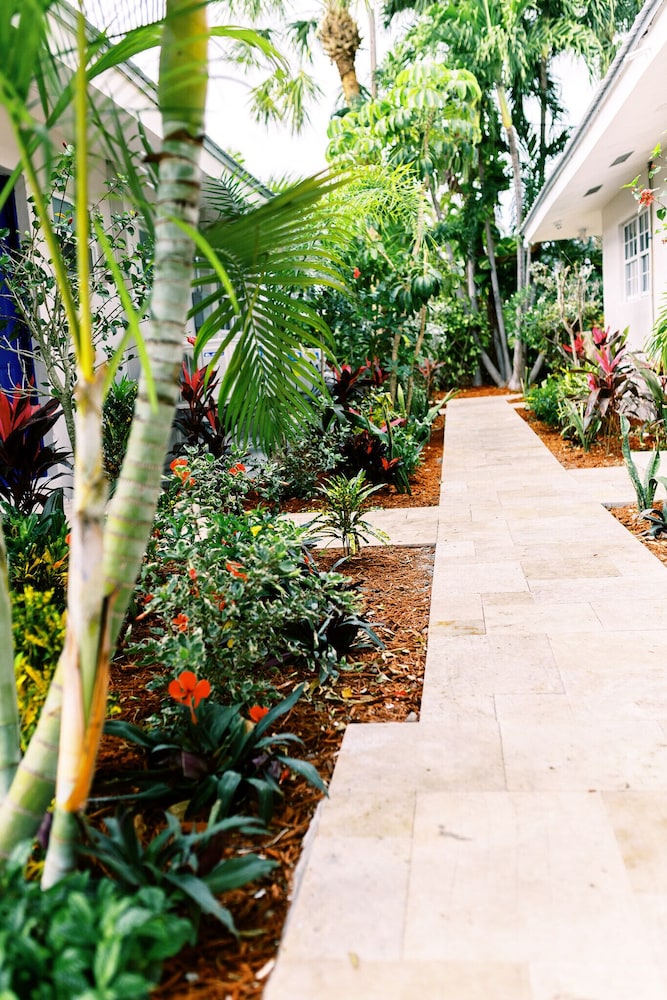The Bridge at Cordova Boutique Hotel and Hostel 45/51