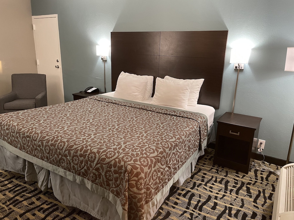 Days Inn & Suites By Wyndham Collierville Germantown Area 8/25