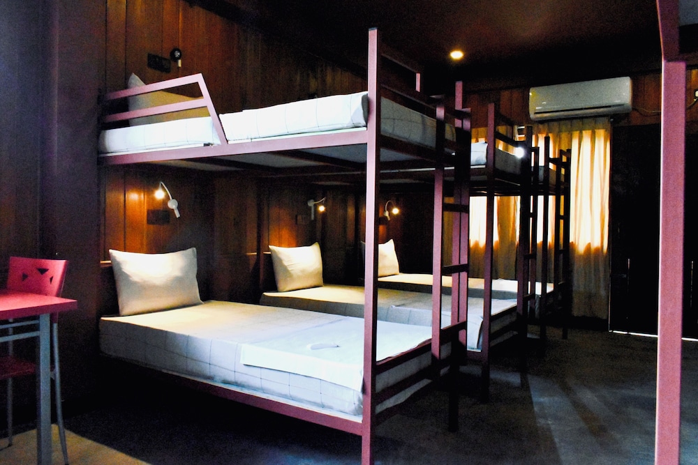FAMILY, 3 BUNK BEDS