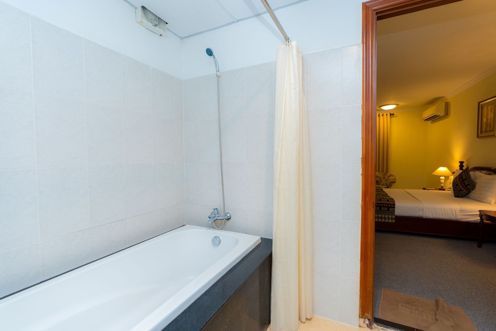 Hoang Ha Hotel 66/67