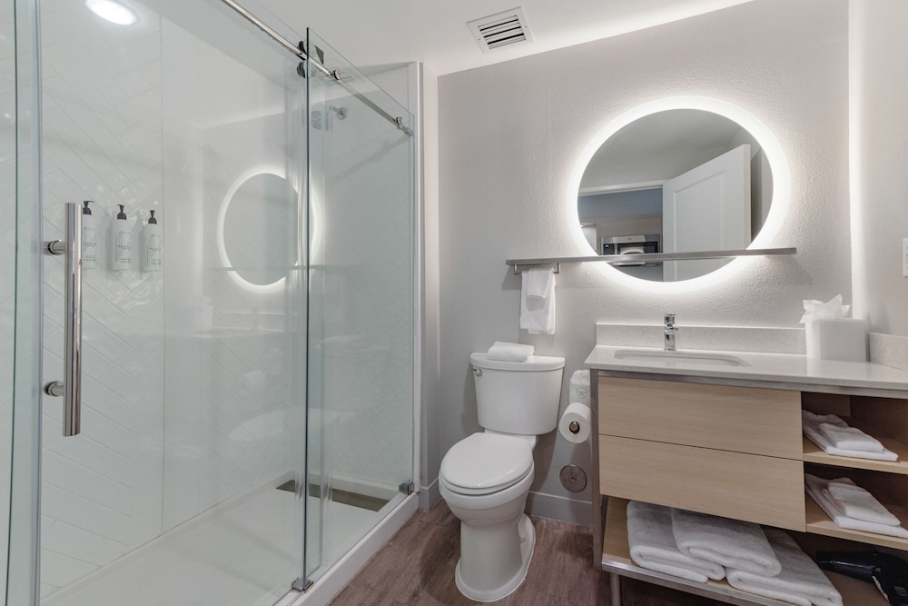 استوديو بسرير كينج مع أريكة بحوض استحمام لذوي الإعاقة، TownePlace Suites Pueblo Downtown 2/2
