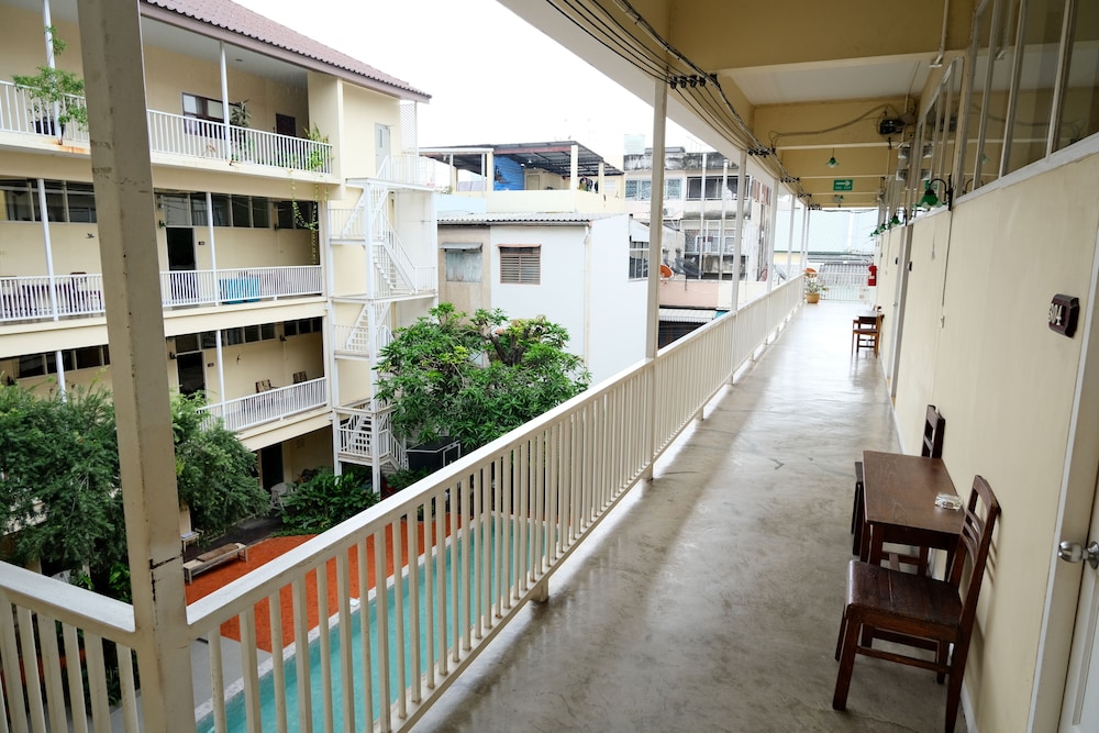 Feung Nakorn Balcony Rooms Cafe 9/79