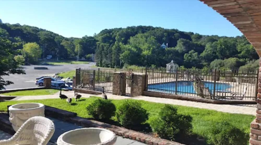 Chalet Inn & Suites Centerport 6/45