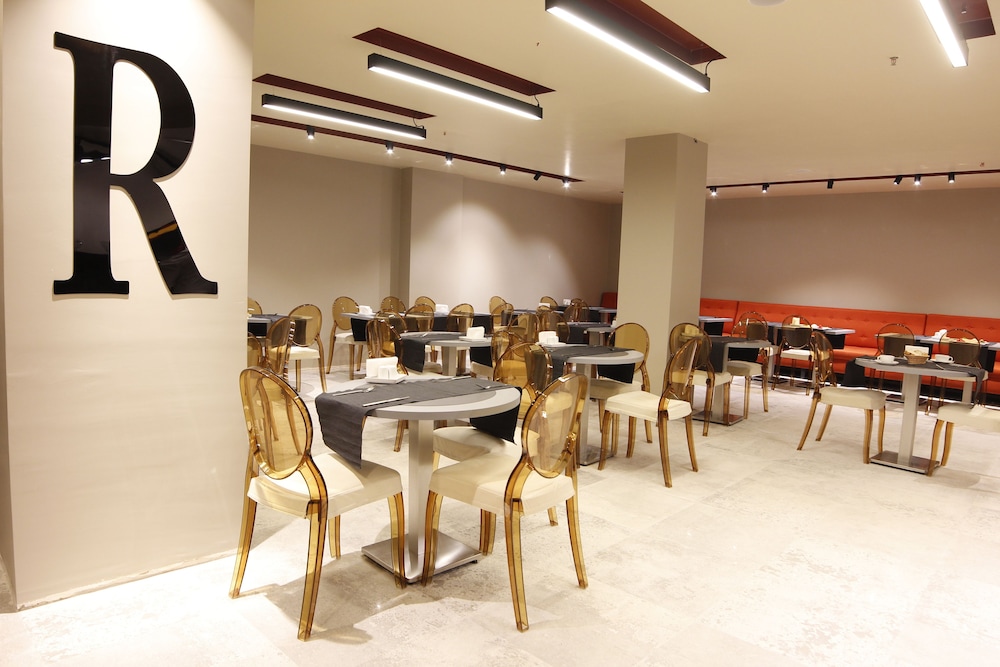 The Biancho Hotel Pera 62/73
