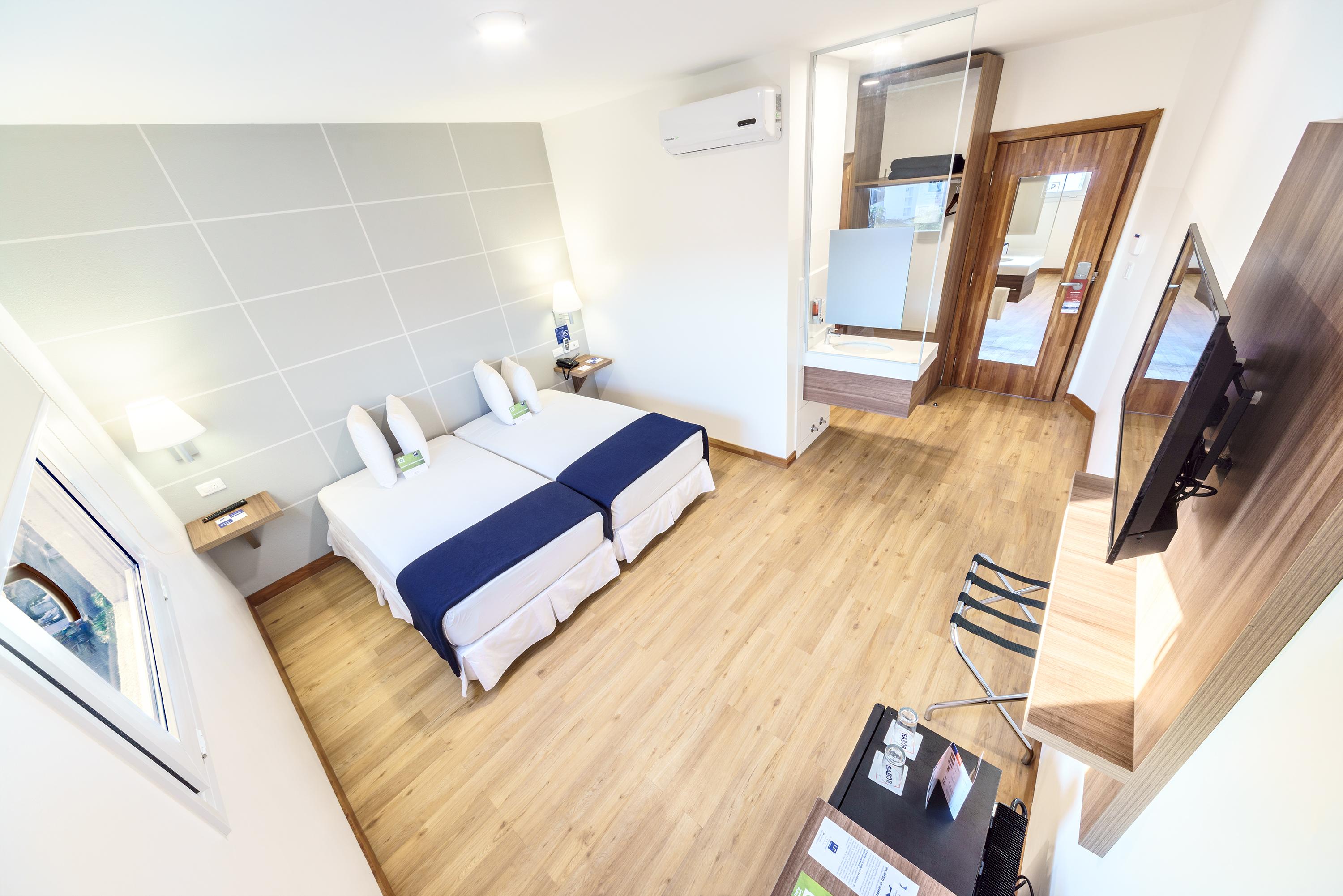 Room, Twin Beds, Street View
