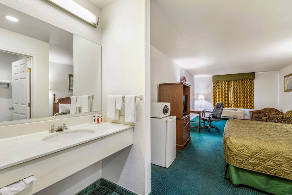 Travelodge by Wyndham Decatur TX 15/39