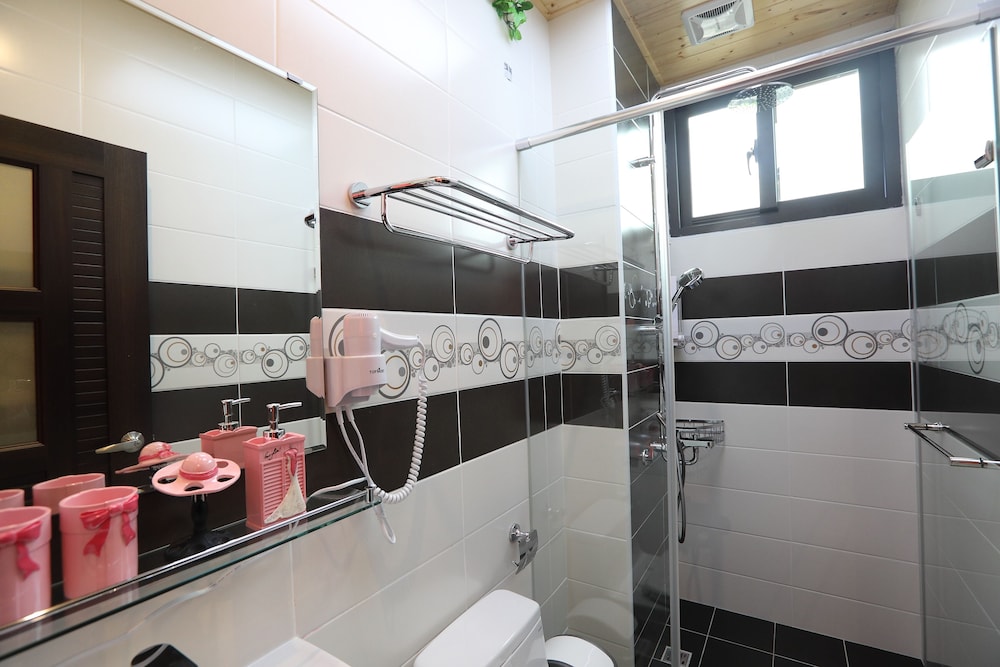 Happiness Station B&B 50/50