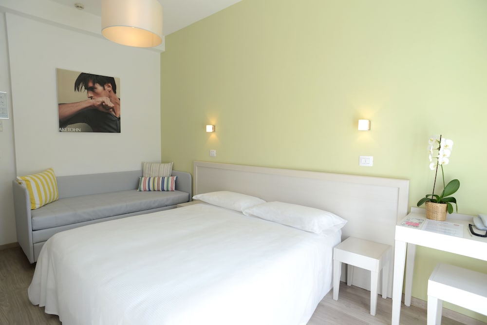 Maree Hotel 10/48