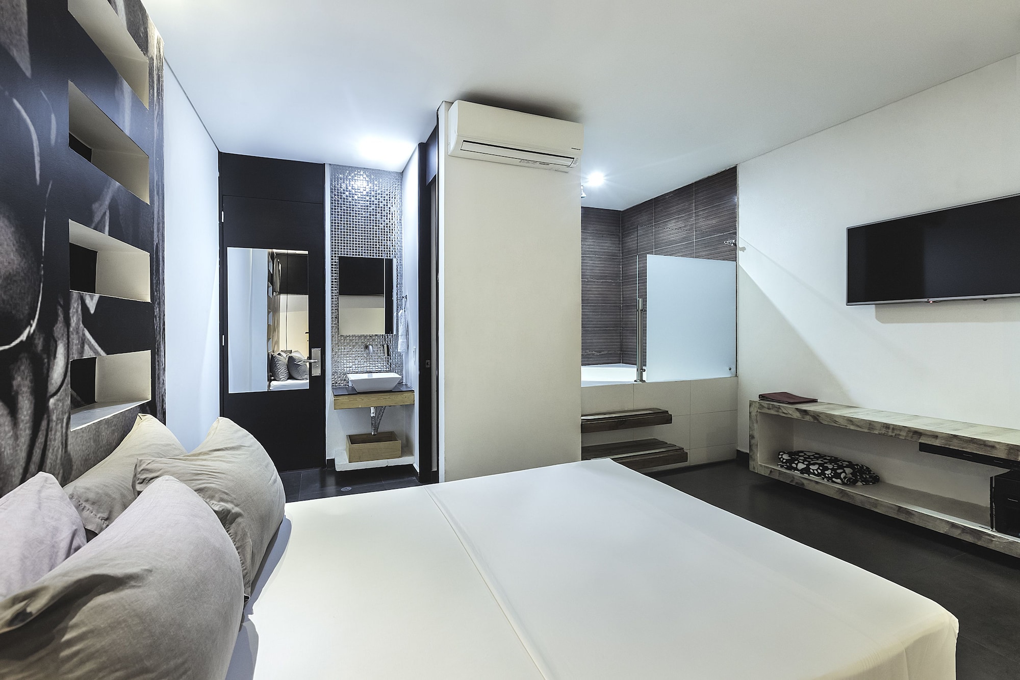 DELUXE, DOUBLE BED, HOT TUB