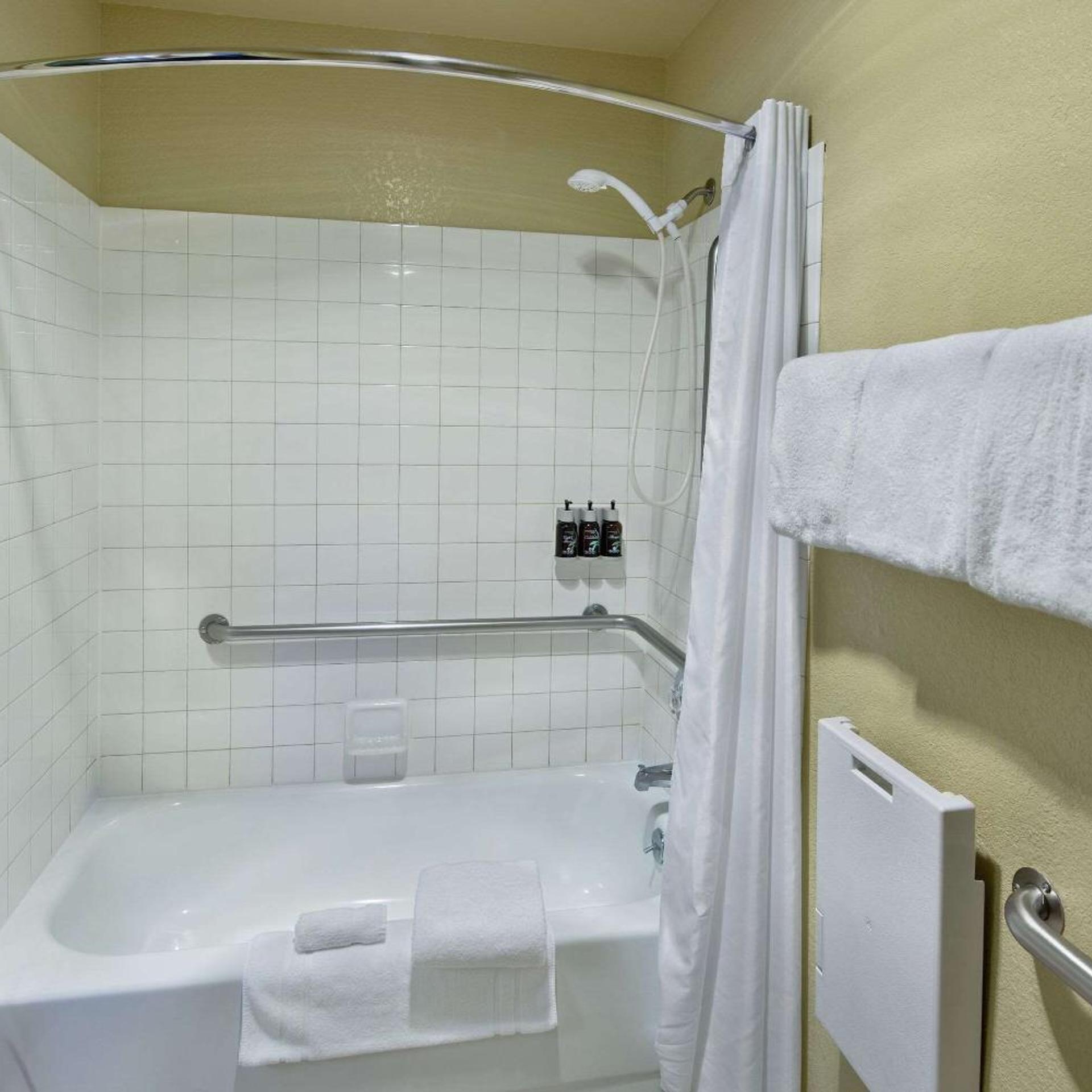 Room, Queen Bed, Bathtub, Accessible