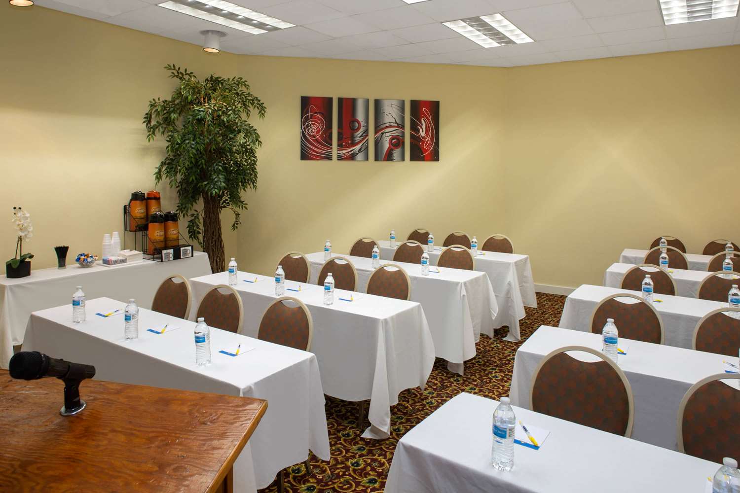 Days Inn Suites Tallahassee Conference Center I 10 Hotel 52/57