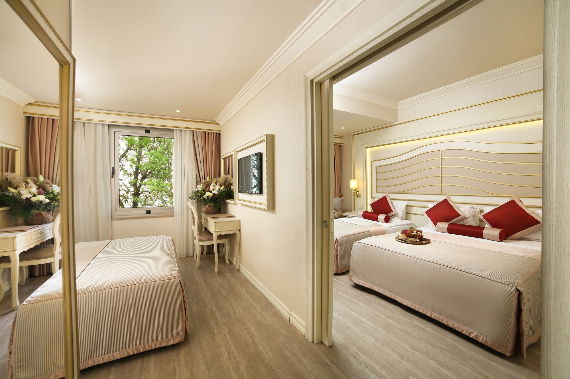 Multiple Bedrooms, Family, 2 King Beds, Single Bed, City View, Allergy Friendly