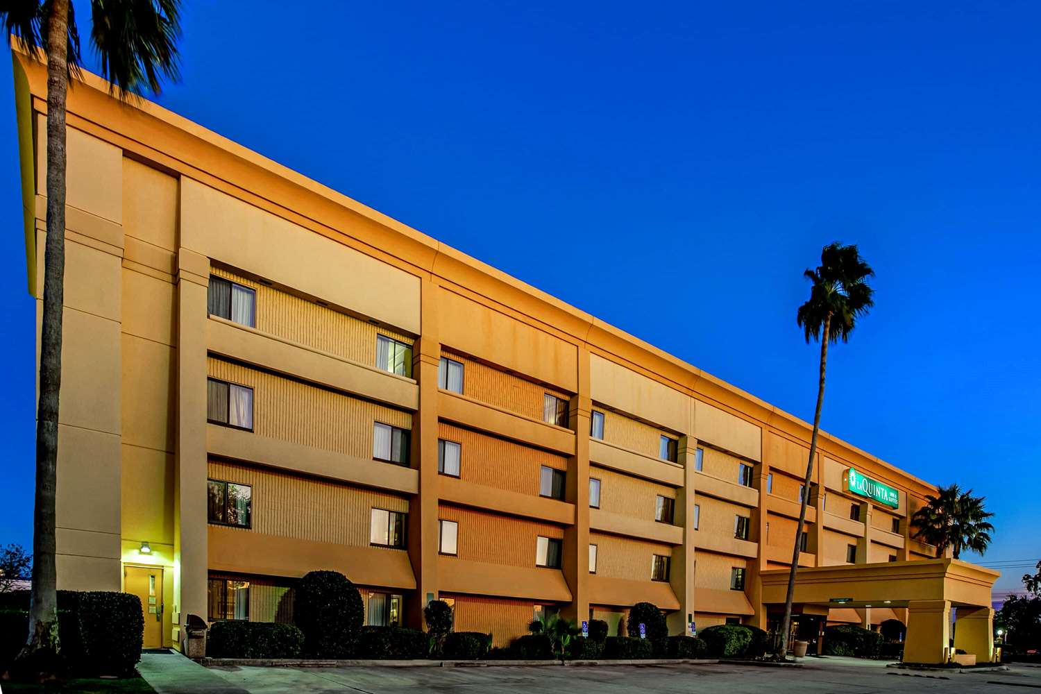 La Quinta Inn & Suites by Wyndham Houston Baytown East photo5