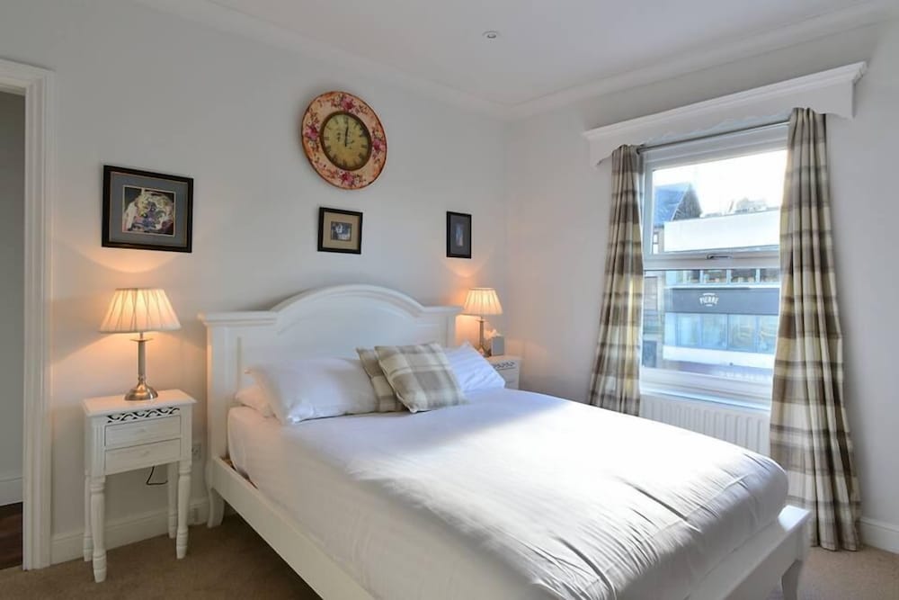 Inn at Cheltenham Parade 10/42
