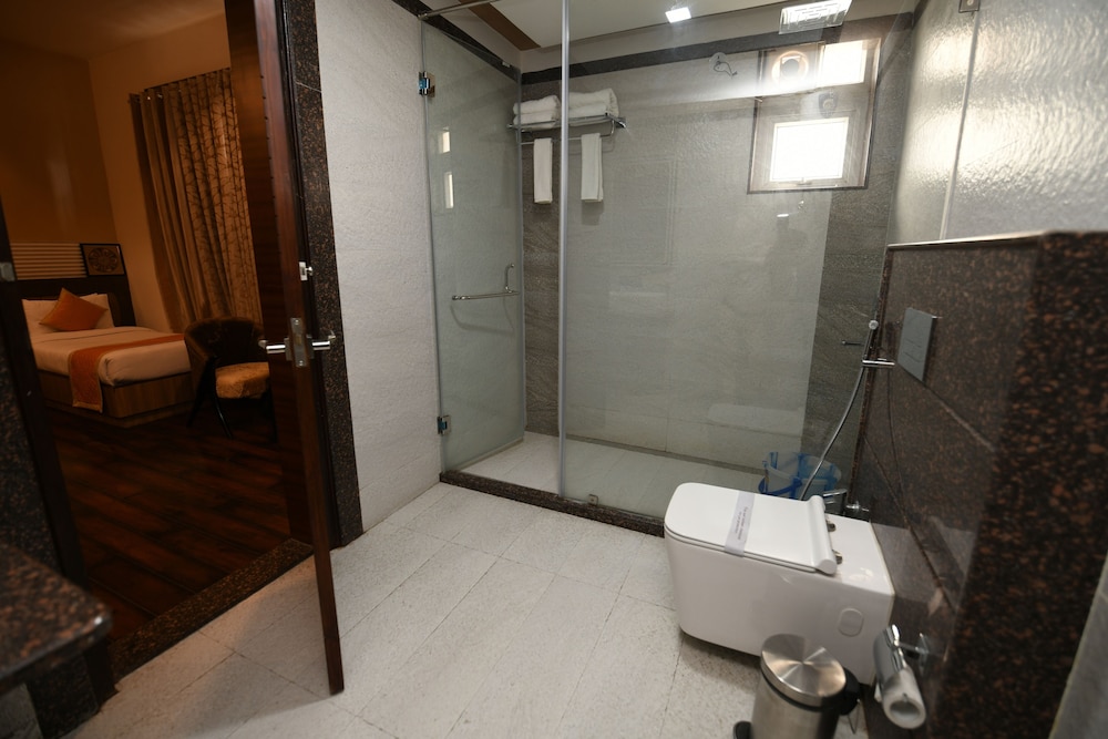 Hotel Jataka Inn 37/38