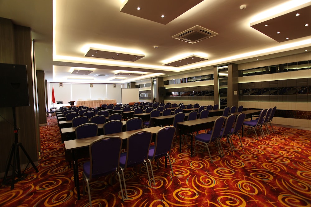 W Three Premier Hotel Makassar 23/29