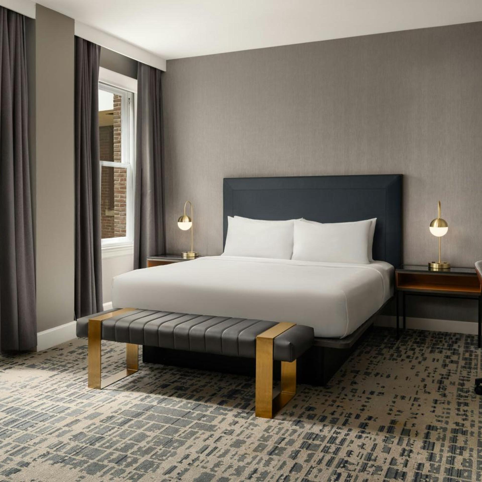 Room, King Bed, Atrium View, Accessible