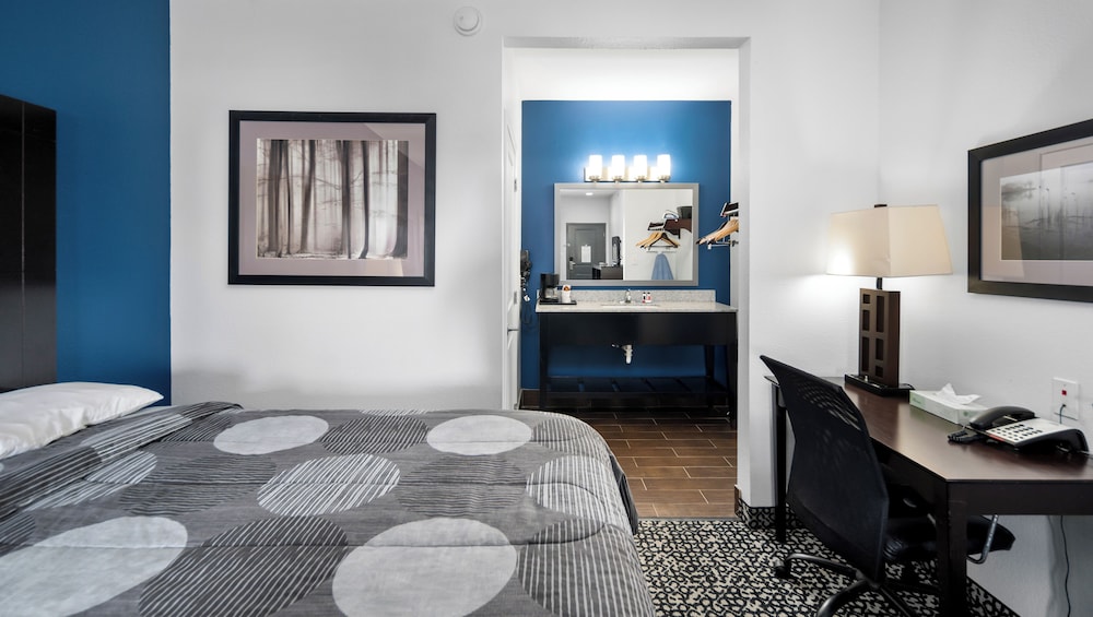 غرفة بسرير كينج بمطبخ صغير، Belmont Inn and Suites 7/8